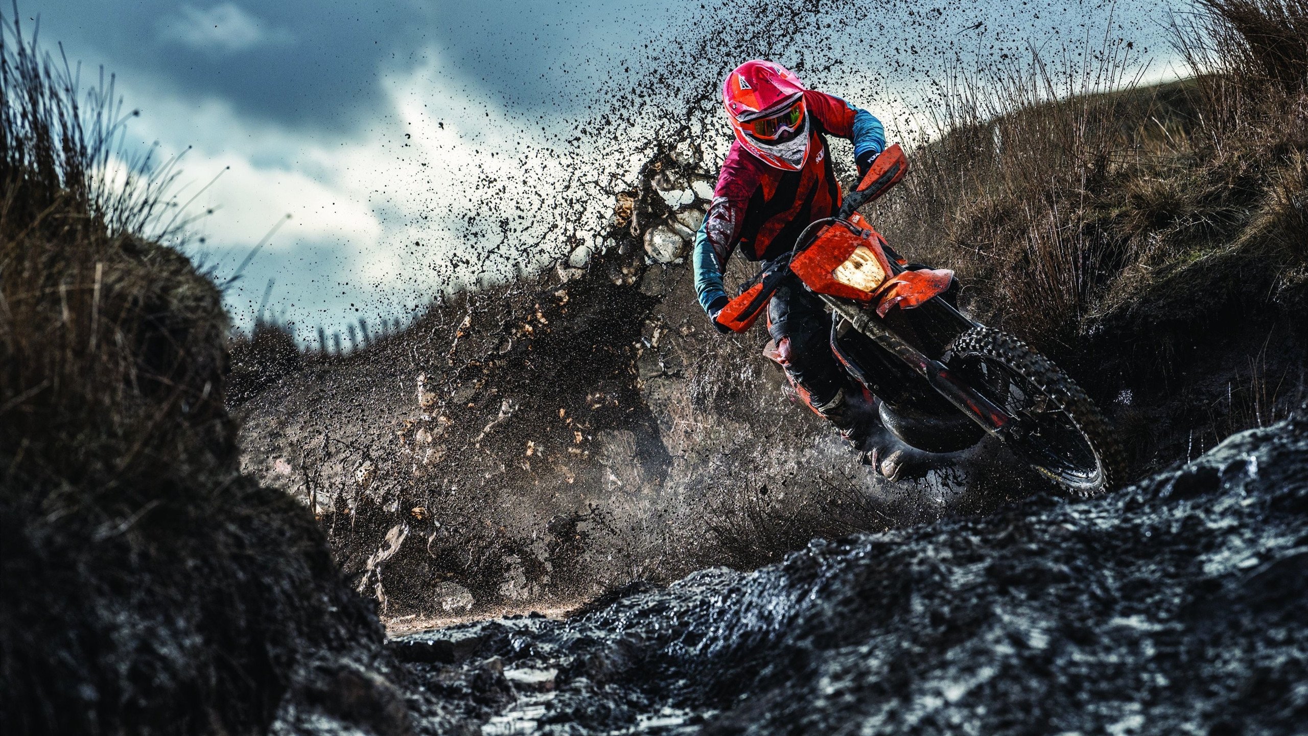 “东安湖体育公园：飞跃障碍，跑酷赛事上演极限表演”