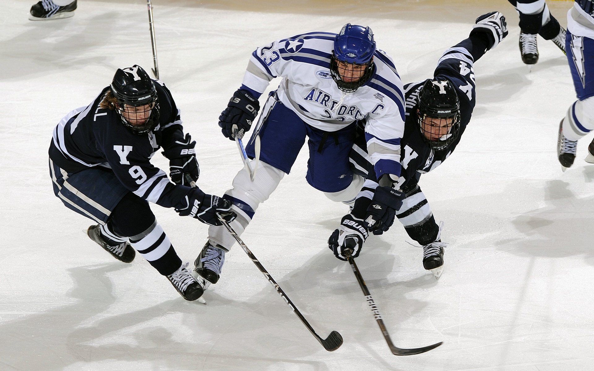 世界青少年水上运动锦标赛激烈竞争引人注目，青少年水上项目